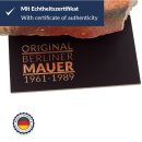 United1871 ORIGINAL Berliner Mauerstein auf schwarzem Sockel 10x10cm "OBM"
